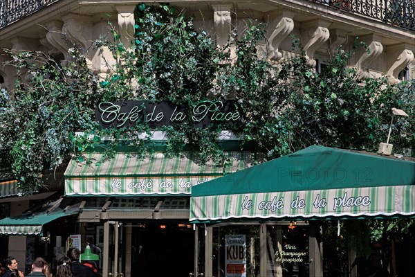 Paris, restaurant à l'enseigne fleurie