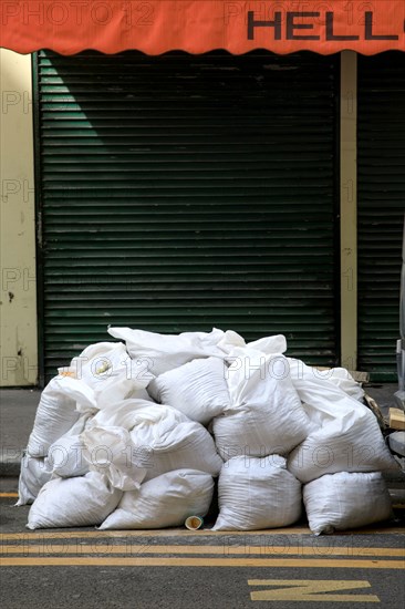 Paris, sac de gravats sur le trottoir