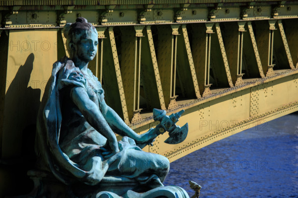 Paris, Pont Mirabeau, sculpture allégorique de la Ville de Paris