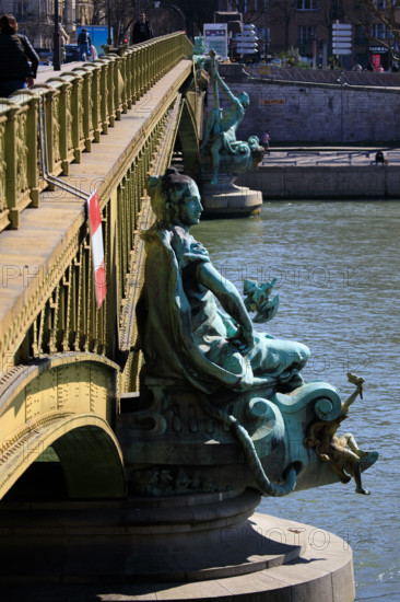 Paris, Pont Mirabeau, sculpture allégorique de la Ville de Paris
