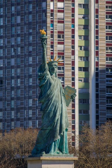 Paris, statue de la Liberté devant les tours du quartier Beaugrenelle