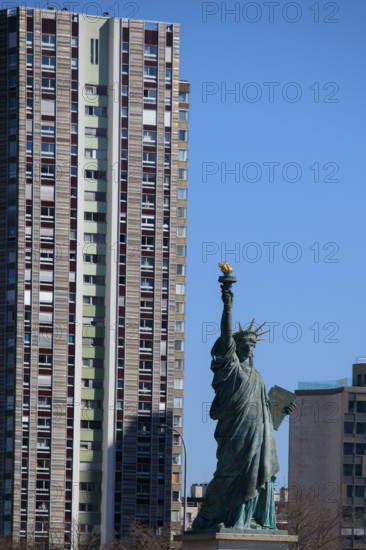 Paris, statue de la Liberté devant les tours du quartier Beaugrenelle