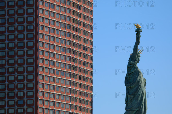 Paris, statue de la Liberté devant les tours du quartier Beaugrenelle