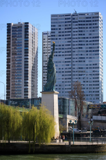 Paris, statue de la Liberté devant les tours du quartier Beaugrenelle