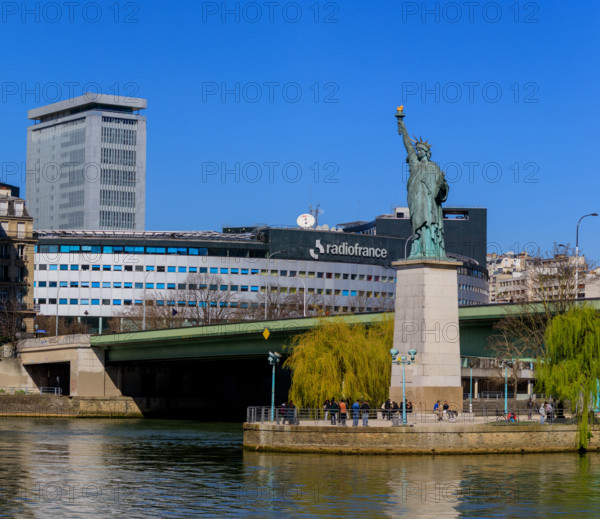 Paris, Maison de la Radio et statue de la Liberté