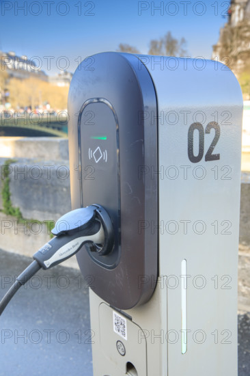 Paris, borne de chargement de voiture électrique