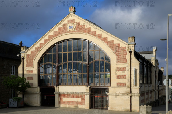 france, région Normandie, Orne, Flers, plave de Dr Vayssières, halle du marché,