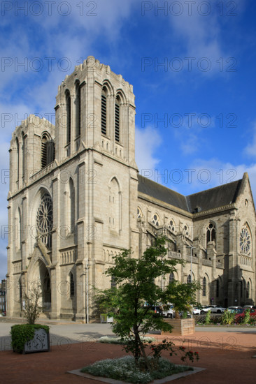 france, région Normandie, Orne, Flers, plavce de Dr Vayssières, église saint Germain,
