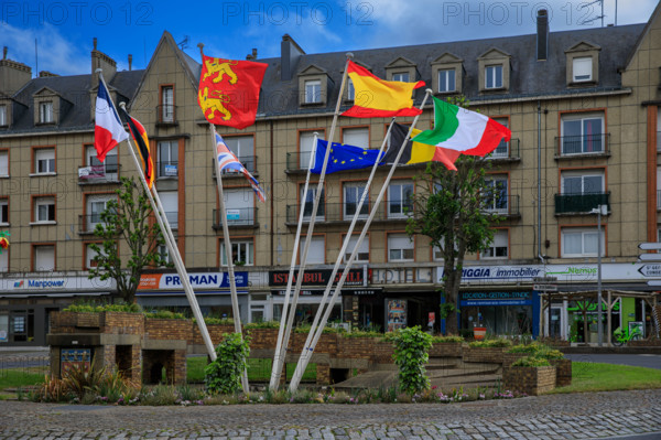 france, région Normandie, Orne, Flers, place du général de Gaulle, carefour giratoire avec drapeaux,