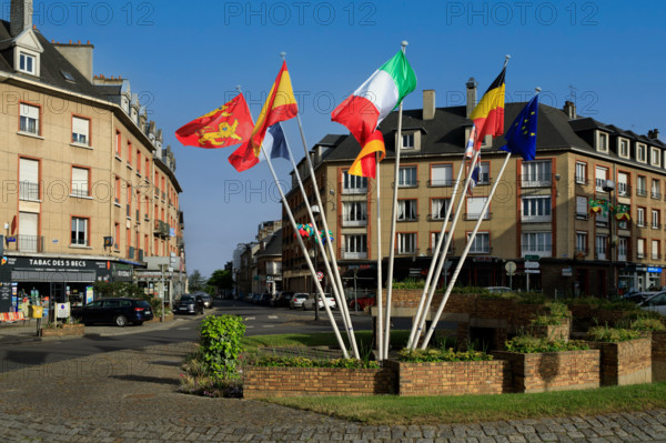france, région Normandie, Orne, Flers, place du général de Gaulle, carefour giratoire avec drapeaux,
