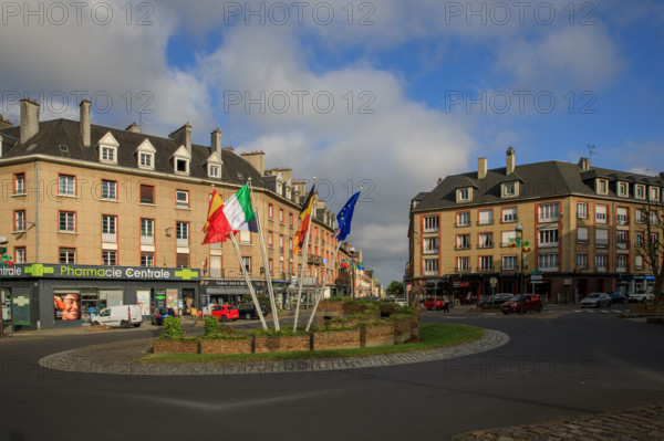 france, région Normandie, Orne, Flers, place du général de Gaulle, carefour giratoire avec drapeaux,