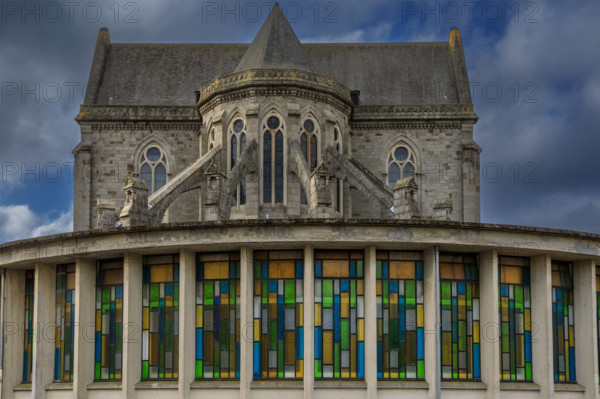 france, région Normandie, Orne, Flers, rue jules Gevelotn chevet de l'église saiint Germain,