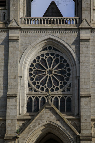 france, région Normandie, Orne, Flers, plavce de Dr Vayssières, église saint Germain,