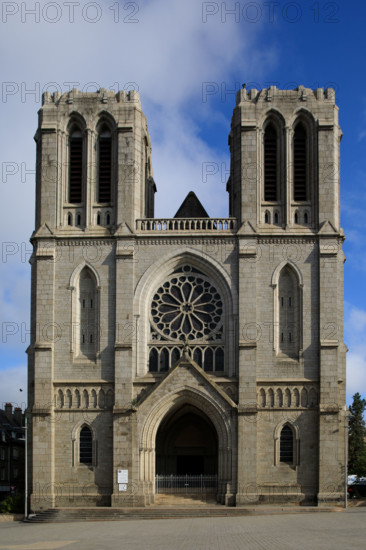france, région Normandie, Orne, Flers, plavce de Dr Vayssières, église saint Germain,