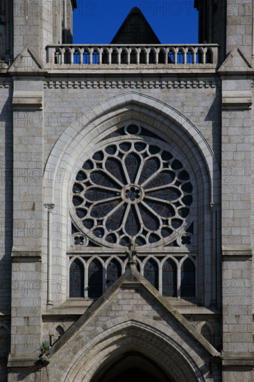 france, région Normandie, Orne, Flers, plavce de Dr Vayssières, église saint Germain,