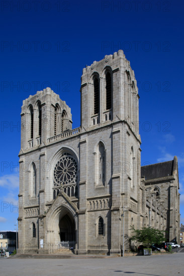 france, région Normandie, Orne, Flers, plavce de Dr Vayssières, église saint Germain,