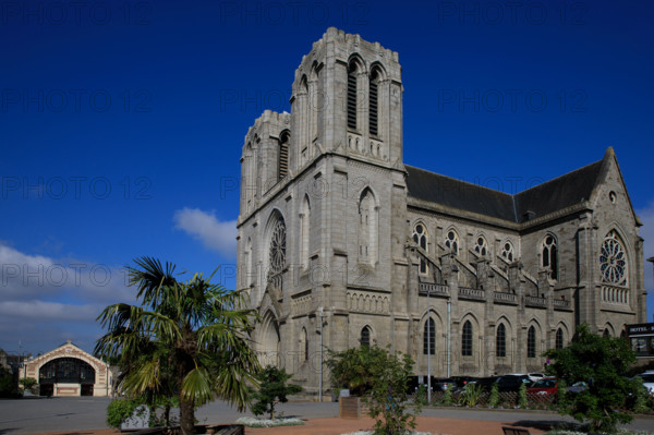 france, région Normandie, Orne, Flers, plavce de Dr Vayssières, église saint Germain,