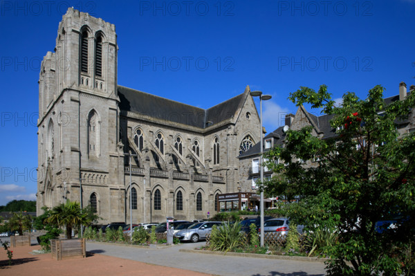france, région Normandie, Orne, Flers, plavce de Dr Vayssières, église saint Germain,