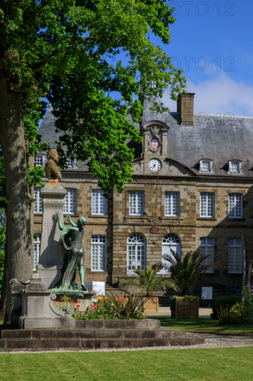france, région Normandie, Orne, Flers, parc du chateau-musée, ancien hotel de ville,?monument aux morts,