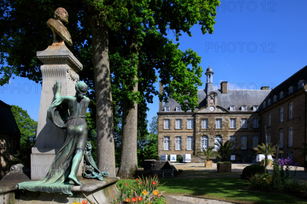 france, région Normandie, Orne, Flers, parc du chateau-musée, ancien hotel de ville,?monument aux morts,