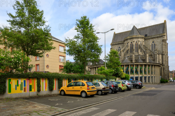 france, région Normandie, Orne, Flers, rue jules Gevelotn chevet de l'église saint germain, et parking coloré