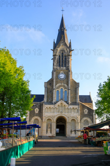 france, région Normandie, Orne, Flers,, église saint Jean, et marché sur la place saint jean,