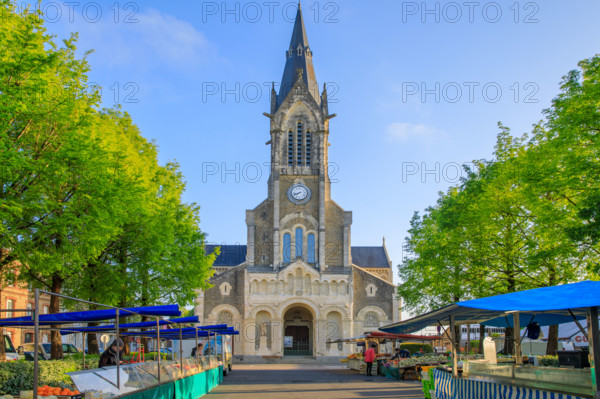 france, région Normandie, Orne, Flers,, église saint Jean, et marché sur la place saint jean,