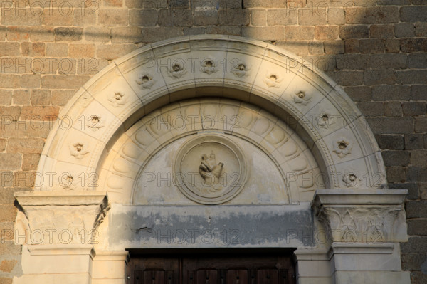 france, région Normandie, Orne, Flers,, église saint Jean, tympan de la porte latérale