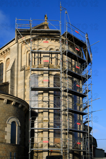 france, région Normandie, Orne, Flers,, église saint Jean, echafaudage au chevet,