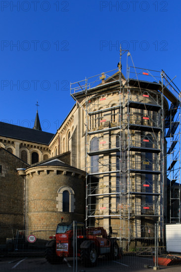 france, région Normandie, Orne, Flers,, église saint Jean, echafaudage au chevet,