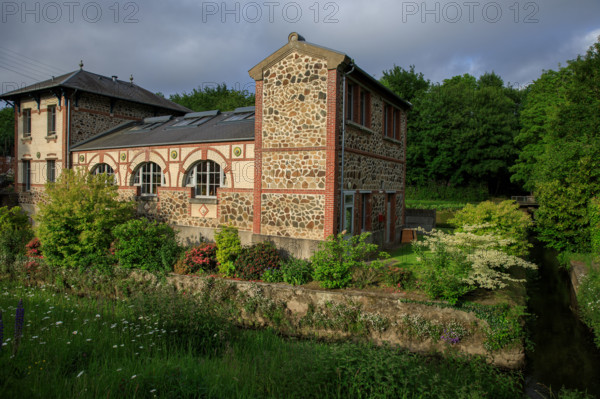france, région Normandie, Orne, Flers, rue simmons, Bains douches numeriques, facade et jardin