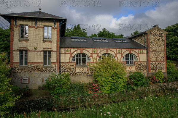 france, région Normandie, Orne, Flers, rue simmons, Bains douches numeriques, facade et jardin