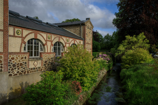 france, région Normandie, Orne, Flers, rue simmons, Bains douches numeriques, facade et jardin