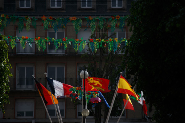 france, région Normandie, Orne, Flers, place du général de Gaulle, carefour giratoire avec drapeaux,