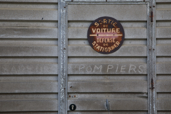 france, région Normandie, Orne, Flers, place delaunay, porte de garage avec mention sapeurs pompiers, interdiction de stationner,