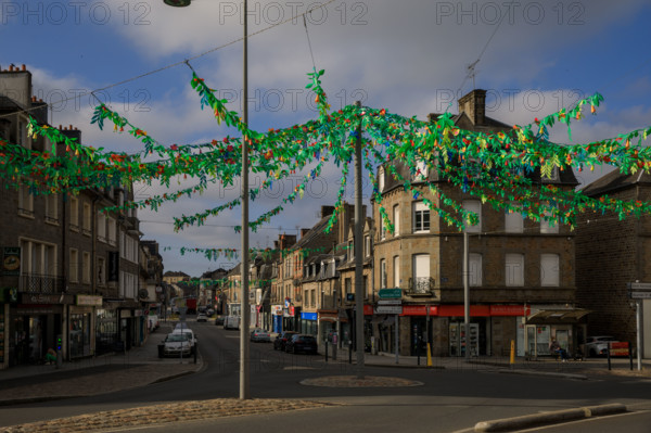 france, région Normandie, Orne, Flers, rue de Domfront, decoration de l'été, vue sur les tours de l'église saint Germain,