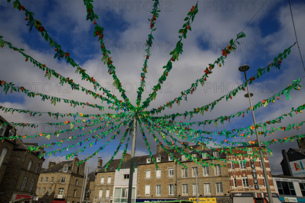france, région Normandie, Orne, Flers, rue de Domfront, decoration de l'été, vue sur les tours de l'église saint Germain,