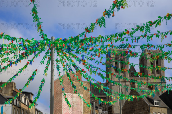 france, région Normandie, Orne, Flers, rue de Domfront, decoration de l'été, vue sur les tours de l'église saint Germain,