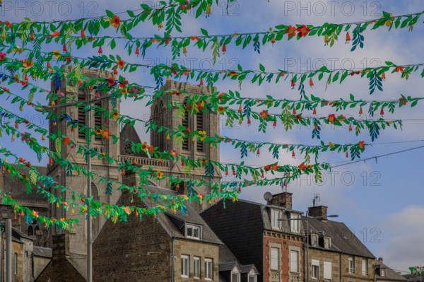 france, région Normandie, Orne, Flers, rue de Domfront, decoration de l'été, vue sur les tours de l'église saint Germain,