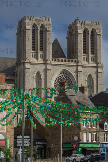france, région Normandie, Orne, Flers, rue de Domfront, decoration de l'été, vue sur les tours de l'église saint Germain,