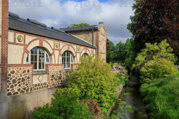 france, région Normandie, Orne, Flers, rue simmons, Bains douches numeriques, facade et jardin