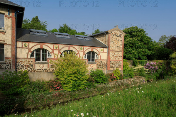 france, région Normandie, Orne, Flers, rue simmons, Bains douches numeriques, facade et jardin