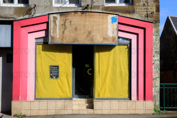 france, région Normandie, Orne, Flers, rue schnetz, facade de boutique très colorée,