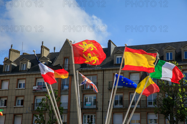france, région Normandie, Orne, Flers, place du général de Gaulle, carefour giratoire avec drapeaux,