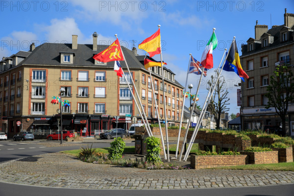 france, région Normandie, Orne, Flers, place du général de Gaulle, carefour giratoire avec drapeaux,