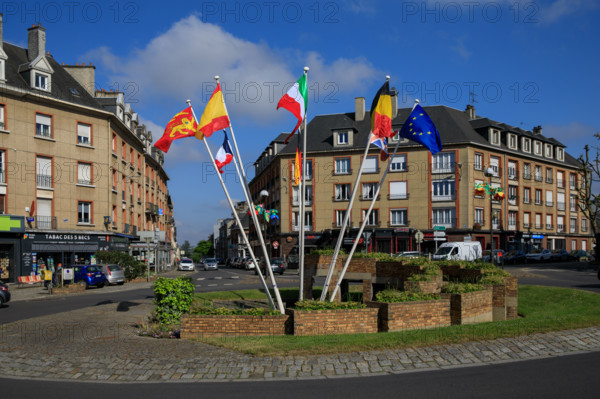 france, région Normandie, Orne, Flers, place du général de Gaulle, carefour giratoire avec drapeaux,