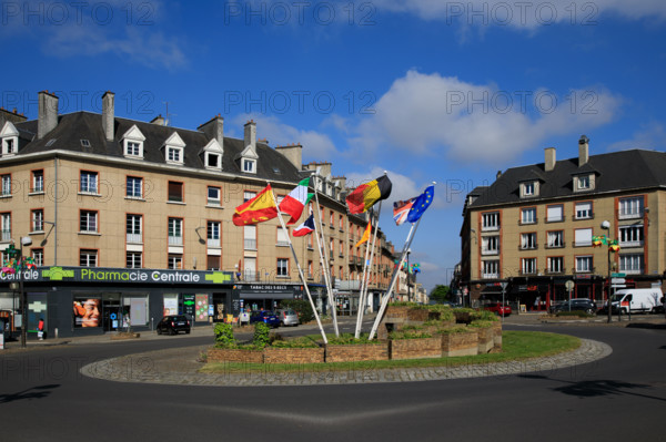 france, région Normandie, Orne, Flers, place du général de Gaulle, carefour giratoire avec drapeaux,