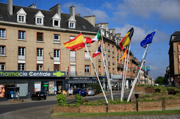 france, région Normandie, Orne, Flers, place du général de Gaulle, carefour giratoire avec drapeaux,