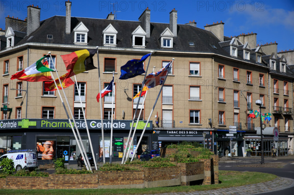 france, région Normandie, Orne, Flers, place du général de Gaulle, carefour giratoire avec drapeaux,
