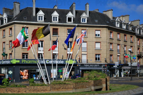 france, région Normandie, Orne, Flers, place du général de Gaulle, carefour giratoire avec drapeaux,